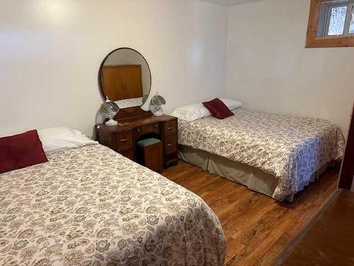 270002 Ab 505 Highway, Glenwood, AB - Indoor Photo Showing Bedroom