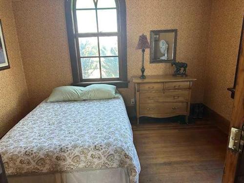 270002 Ab 505 Highway, Glenwood, AB - Indoor Photo Showing Bedroom