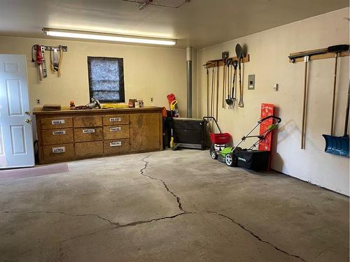 711 12B Street North, Lethbridge, AB - Indoor Photo Showing Garage