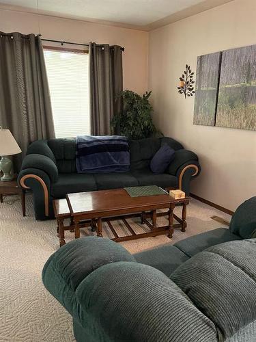 711 12B Street North, Lethbridge, AB - Indoor Photo Showing Living Room