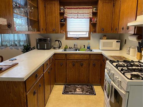 711 12B Street North, Lethbridge, AB - Indoor Photo Showing Kitchen With Double Sink