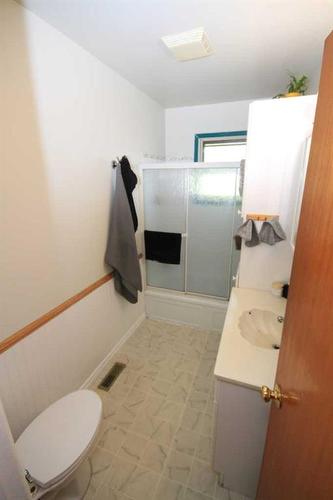 4909 56 Ave., Taber, AB - Indoor Photo Showing Bathroom