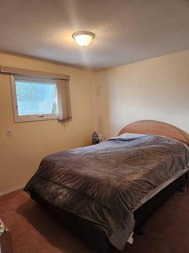 201 Centre Avenue, Milk River, AB - Indoor Photo Showing Bedroom