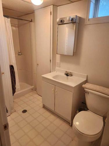 201 Centre Avenue, Milk River, AB - Indoor Photo Showing Bathroom