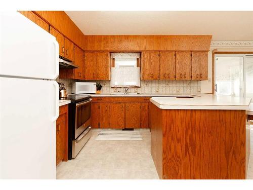 165 Purdue Court West, Lethbridge, AB - Indoor Photo Showing Kitchen