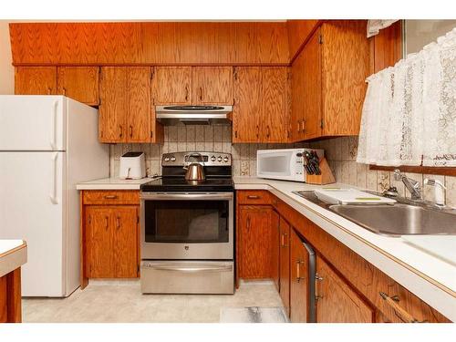 165 Purdue Court West, Lethbridge, AB - Indoor Photo Showing Kitchen