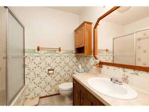 165 Purdue Court West, Lethbridge, AB - Indoor Photo Showing Bathroom