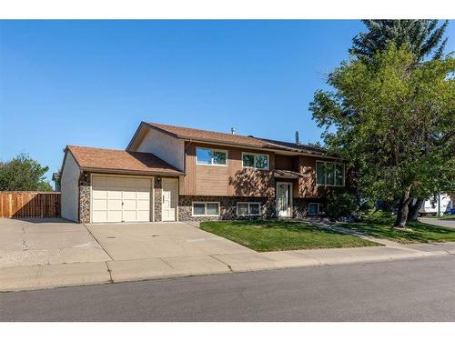 165 Purdue Court West, Lethbridge, AB - Outdoor With Facade