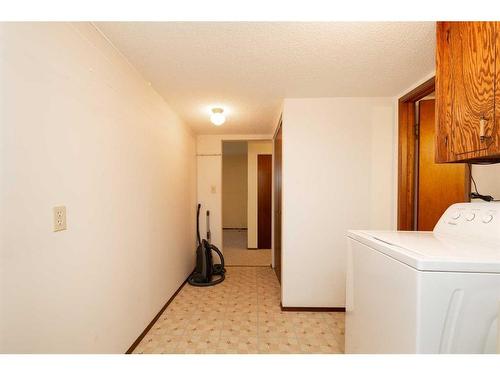 165 Purdue Court West, Lethbridge, AB - Indoor Photo Showing Laundry Room