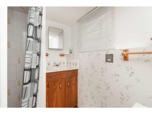 165 Purdue Court West, Lethbridge, AB - Indoor Photo Showing Bathroom