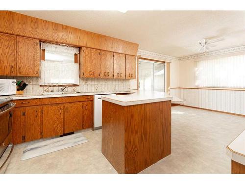 165 Purdue Court West, Lethbridge, AB - Indoor Photo Showing Kitchen