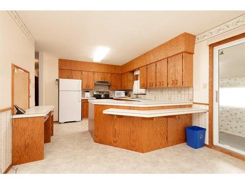 165 Purdue Court West, Lethbridge, AB - Indoor Photo Showing Kitchen