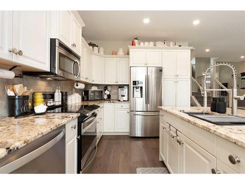 410 Lynx Terrace North, Lethbridge, AB - Indoor Photo Showing Kitchen With Stainless Steel Kitchen With Upgraded Kitchen