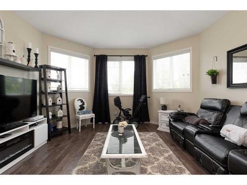 410 Lynx Terrace North, Lethbridge, AB - Indoor Photo Showing Living Room