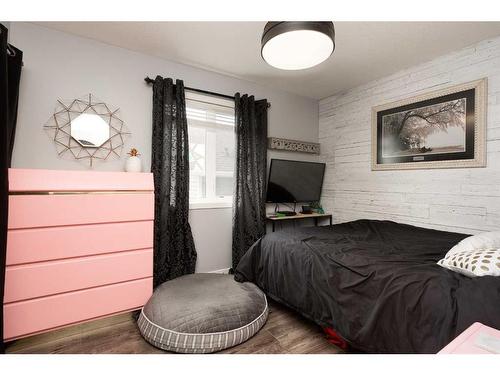 410 Lynx Terrace North, Lethbridge, AB - Indoor Photo Showing Bedroom