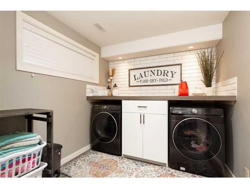 410 Lynx Terrace North, Lethbridge, AB - Indoor Photo Showing Laundry Room