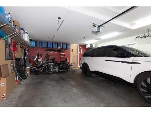 410 Lynx Terrace North, Lethbridge, AB - Indoor Photo Showing Garage