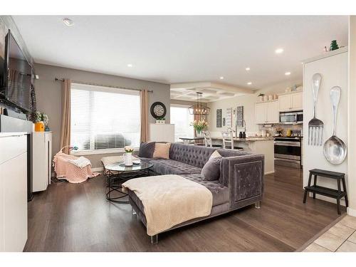 410 Lynx Terrace North, Lethbridge, AB - Indoor Photo Showing Living Room