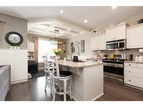 410 Lynx Terrace North, Lethbridge, AB - Indoor Photo Showing Kitchen With Upgraded Kitchen