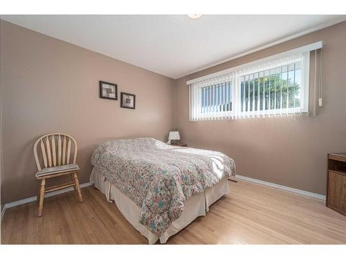 1102 20 Street North, Lethbridge, AB - Indoor Photo Showing Bedroom