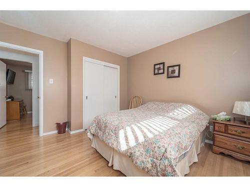 1102 20 Street North, Lethbridge, AB - Indoor Photo Showing Bedroom