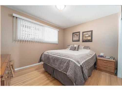 1102 20 Street North, Lethbridge, AB - Indoor Photo Showing Bedroom