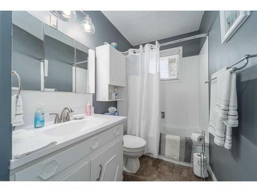 1102 20 Street North, Lethbridge, AB - Indoor Photo Showing Bathroom