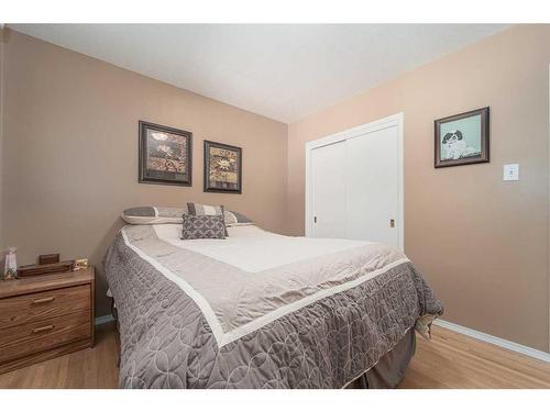 1102 20 Street North, Lethbridge, AB - Indoor Photo Showing Bedroom