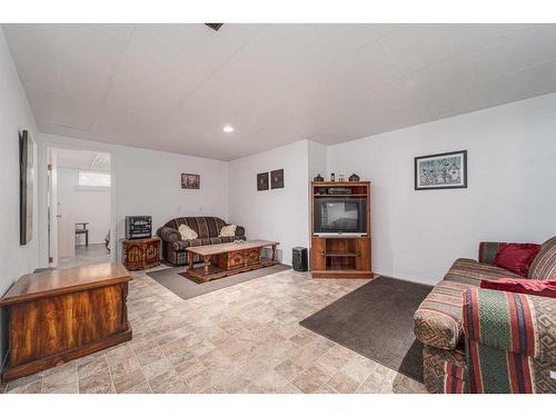 1102 20 Street North, Lethbridge, AB - Indoor Photo Showing Living Room