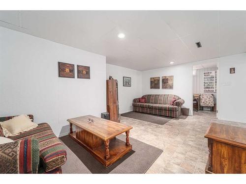 1102 20 Street North, Lethbridge, AB - Indoor Photo Showing Living Room