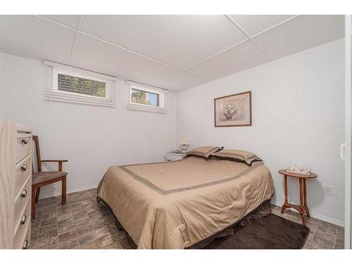 1102 20 Street North, Lethbridge, AB - Indoor Photo Showing Bedroom