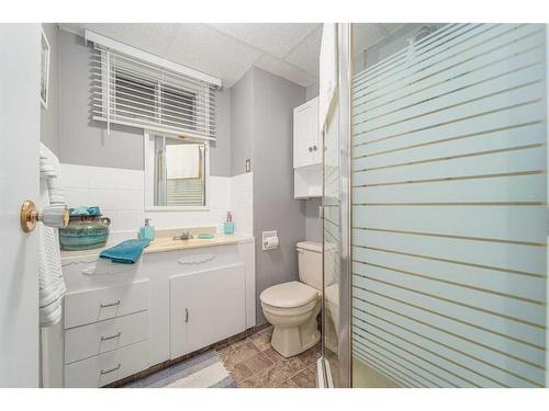 1102 20 Street North, Lethbridge, AB - Indoor Photo Showing Bathroom