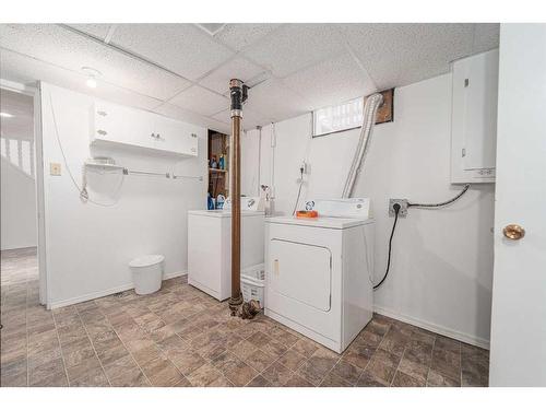 1102 20 Street North, Lethbridge, AB - Indoor Photo Showing Laundry Room