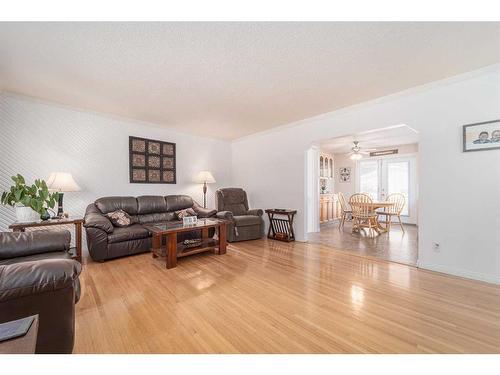 1102 20 Street North, Lethbridge, AB - Indoor Photo Showing Living Room