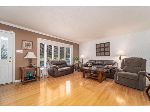 1102 20 Street North, Lethbridge, AB - Indoor Photo Showing Living Room