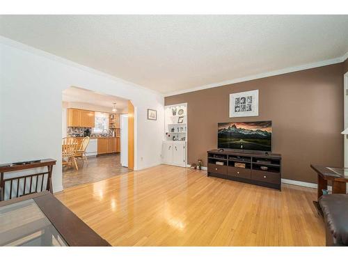 1102 20 Street North, Lethbridge, AB - Indoor Photo Showing Living Room