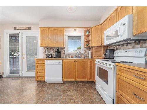 1102 20 Street North, Lethbridge, AB - Indoor Photo Showing Kitchen