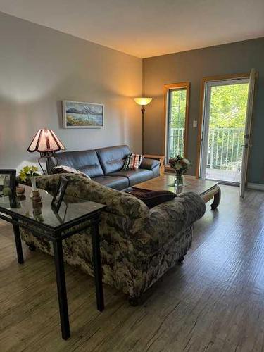 203-1601 9A Avenue South, Lethbridge, AB - Indoor Photo Showing Living Room