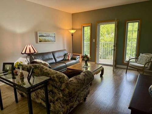 203-1601 9A Avenue South, Lethbridge, AB - Indoor Photo Showing Living Room