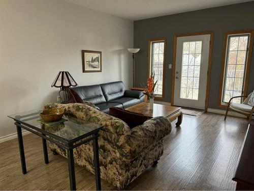 203-1601 9A Avenue South, Lethbridge, AB - Indoor Photo Showing Living Room