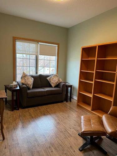 203-1601 9A Avenue South, Lethbridge, AB - Indoor Photo Showing Living Room