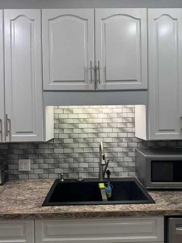 203-1601 9A Avenue South, Lethbridge, AB - Indoor Photo Showing Kitchen