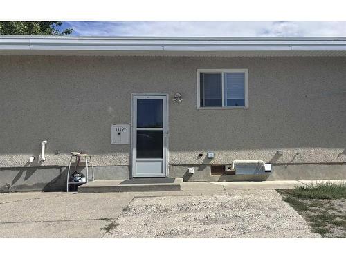 1320 Lakemount Boulevard South, Lethbridge, AB - Outdoor