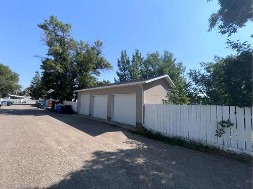 1320 Lakemount Boulevard South, Lethbridge, AB - Outdoor