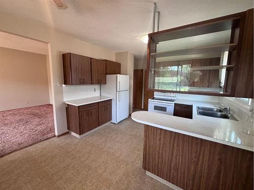 1320 Lakemount Boulevard South, Lethbridge, AB - Indoor Photo Showing Kitchen With Double Sink