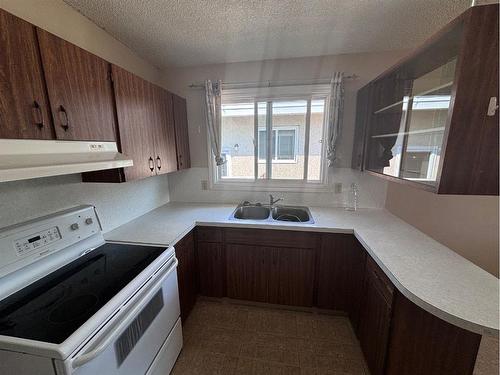 1320 Lakemount Boulevard South, Lethbridge, AB - Indoor Photo Showing Kitchen