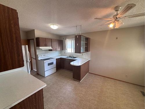 1320 Lakemount Boulevard South, Lethbridge, AB - Indoor Photo Showing Kitchen With Double Sink