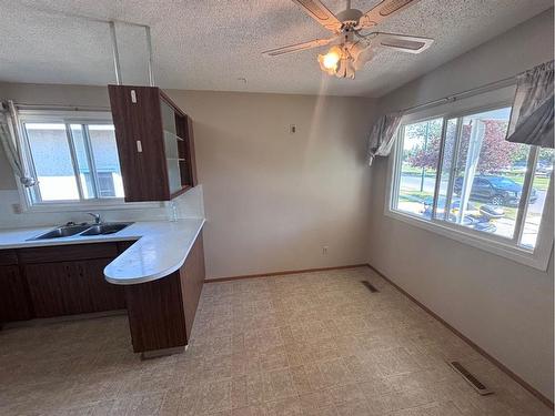 1320 Lakemount Boulevard South, Lethbridge, AB - Indoor Photo Showing Kitchen With Double Sink