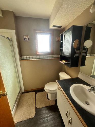 855 Red Crow Boulevard West, Lethbridge, AB - Indoor Photo Showing Bathroom