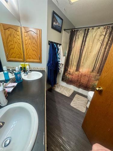 855 Red Crow Boulevard West, Lethbridge, AB - Indoor Photo Showing Bathroom